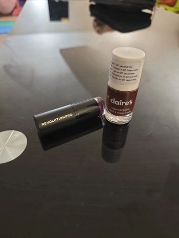 Lot rouge à lèvres et vernis à ongles violet / prune Claire's