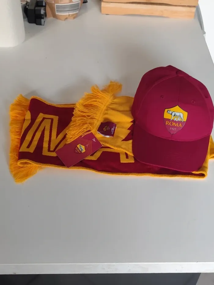 Casquette et écharpe officiel As Roma