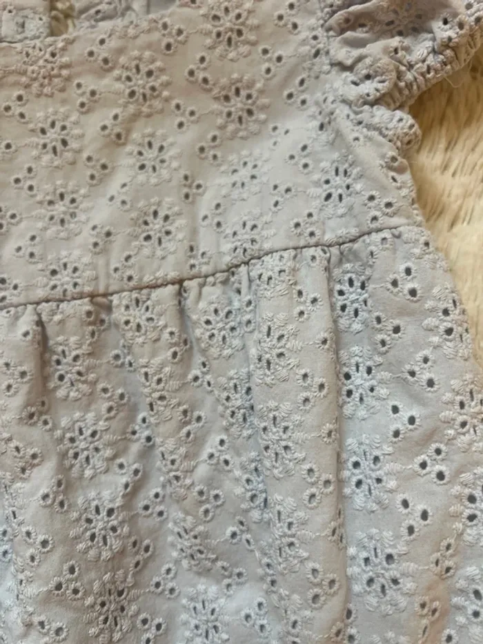 Ensemble barboteuse et chapeau broderie anglaise - photo numéro 3