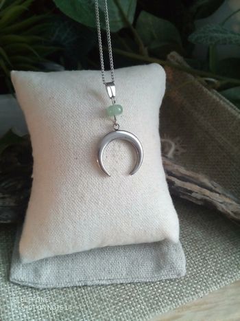Collier lune argentée et pierre d'aventurine 💚.