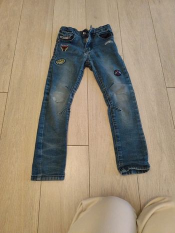 Jeans slim avec écusson et trou au genou