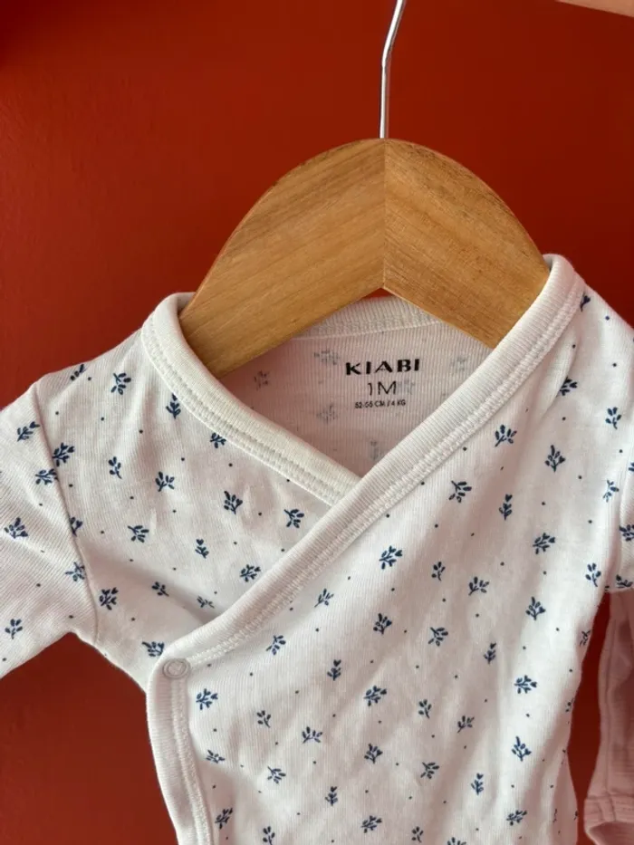 Lot 2 bodys Kiabi taille 1 mois - photo numéro 2