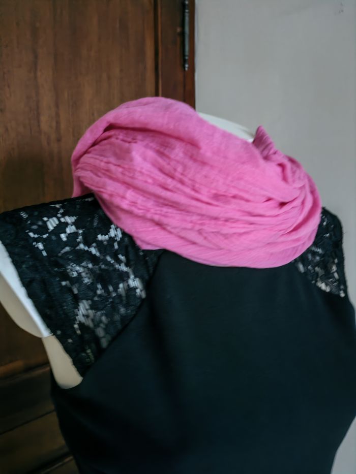 Echarpe châle en coton rose froissé - photo numéro 2