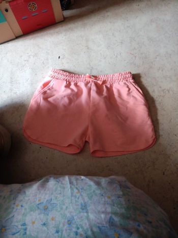 Short gemo  t.12 ans voir 14 à des piques noir aux fesses