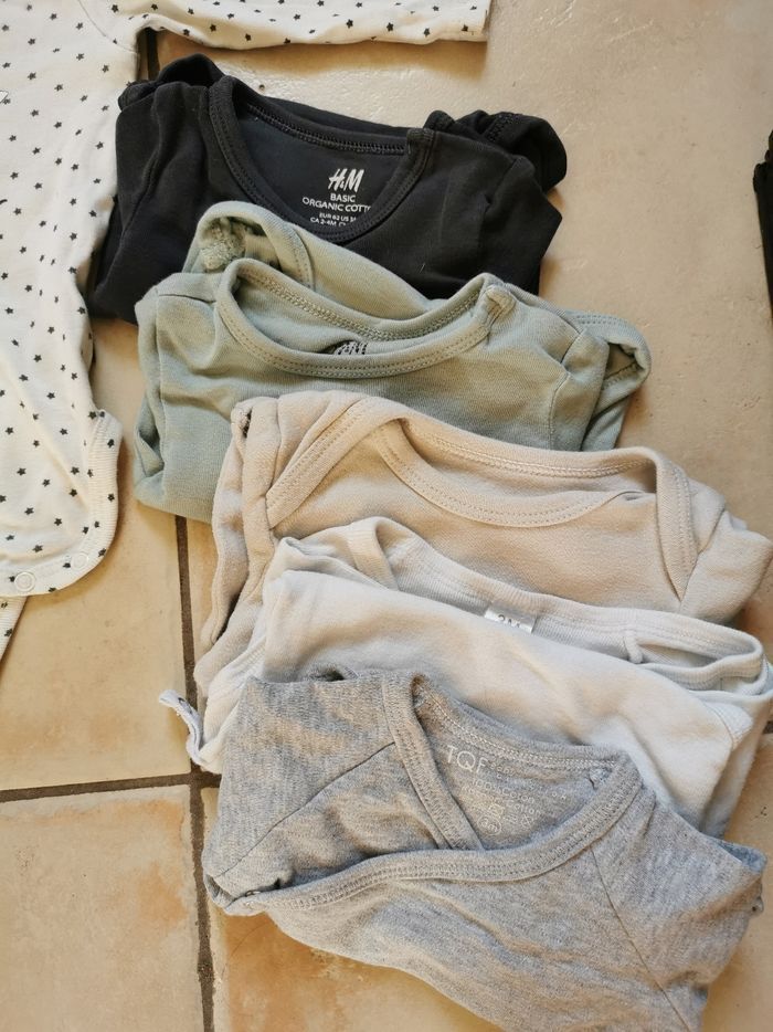 Lot bodies 3 mois - photo numéro 2