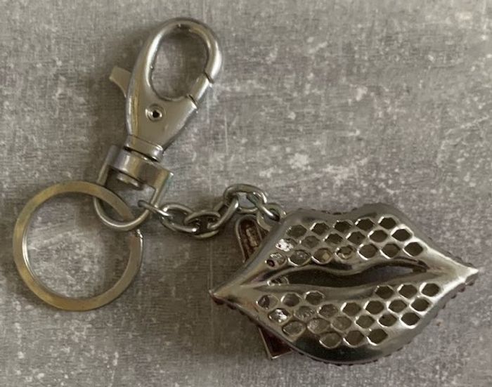 Porte-clés Lèvres strass fuchsia et rouge à lèvres (Neuf) - photo numéro 2