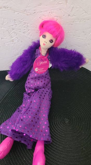 Poupée pantalon violet paillettes cheveux rose SEPHORA