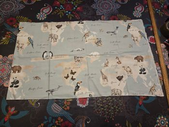 Morceau de tissus motif animaux du monde