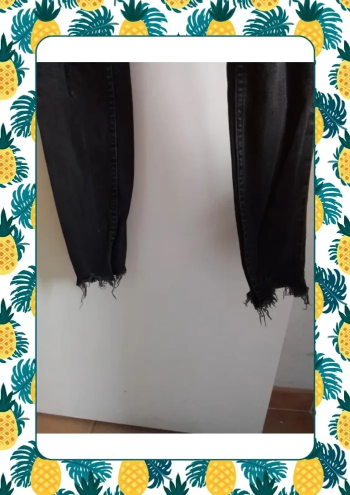 Jean noir effiloché et trous - photo numéro 5