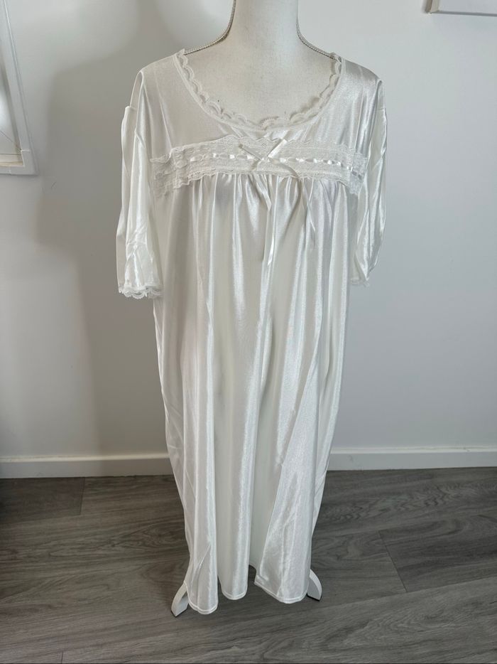 Nuisette chemise de nuit blanche satinée broderies dentelle Vintage T54 7XL
