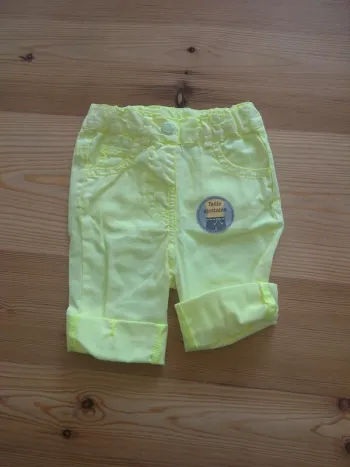 short jaune neuf avec étiquettes