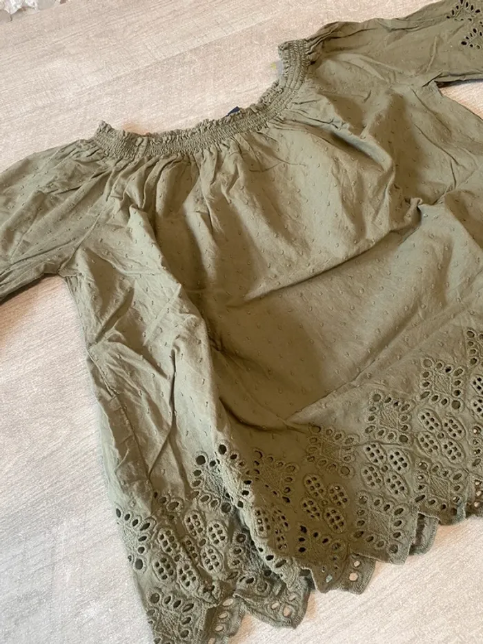 Blouse kaki bohème chic – broderies anglaises et manches 3/4 - photo numéro 2