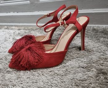 Escarpins rouge fermée pointue avec pompon taille 38