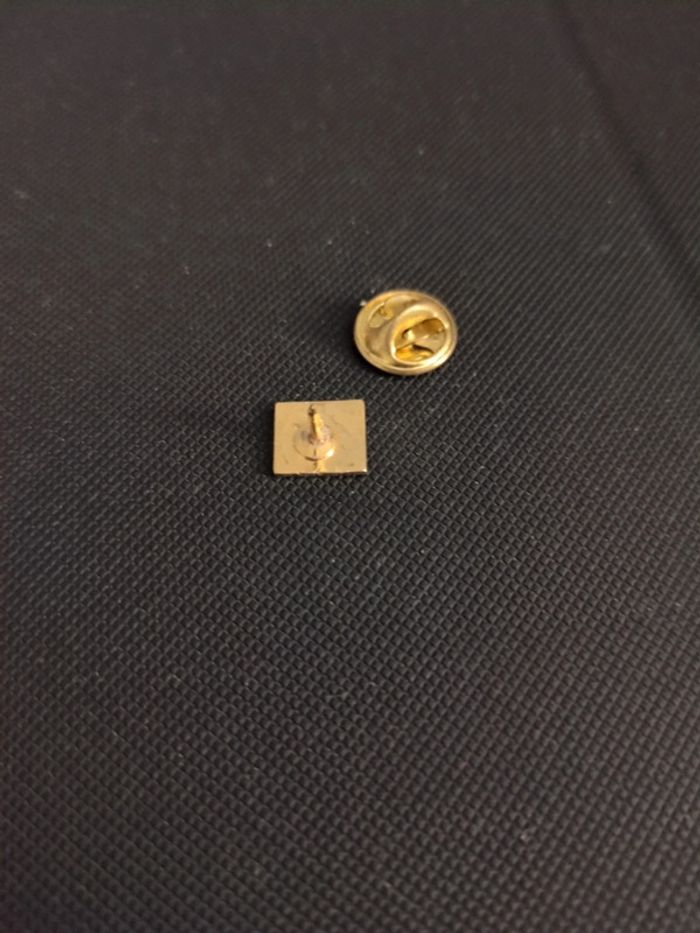 Micro Pin's Cigarettes Silk Cut - photo numéro 2