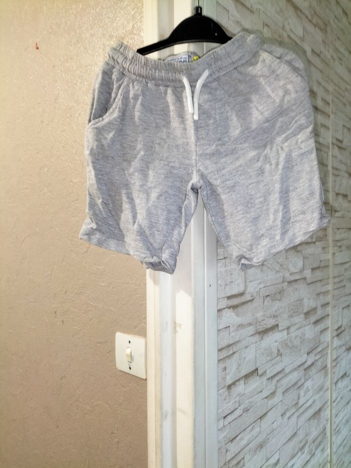Short garçon taille 4-5 ans - photo numéro 2
