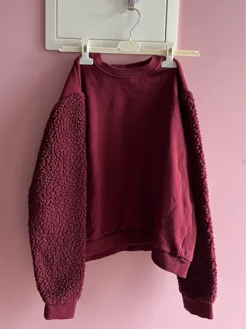 Pull rouge foncé avec les manches en polaire