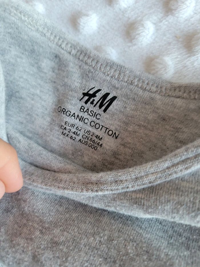 T-shirt gris uni H&M - Taille 2-4 mois (équivalent 6 mois - 62 cm) - photo numéro 3