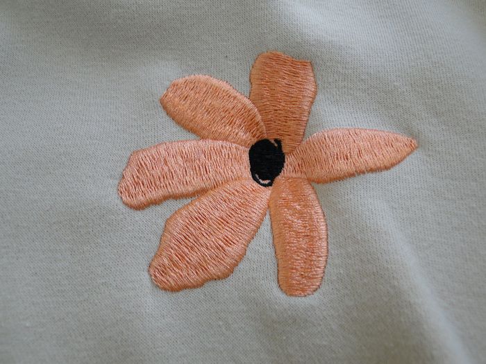 Pull capuche motif fleur brodée H&M - photo numéro 2