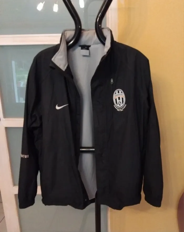 Veste jaquette coupe-vent unisexe de Juventus marque Nike, noire et légère.