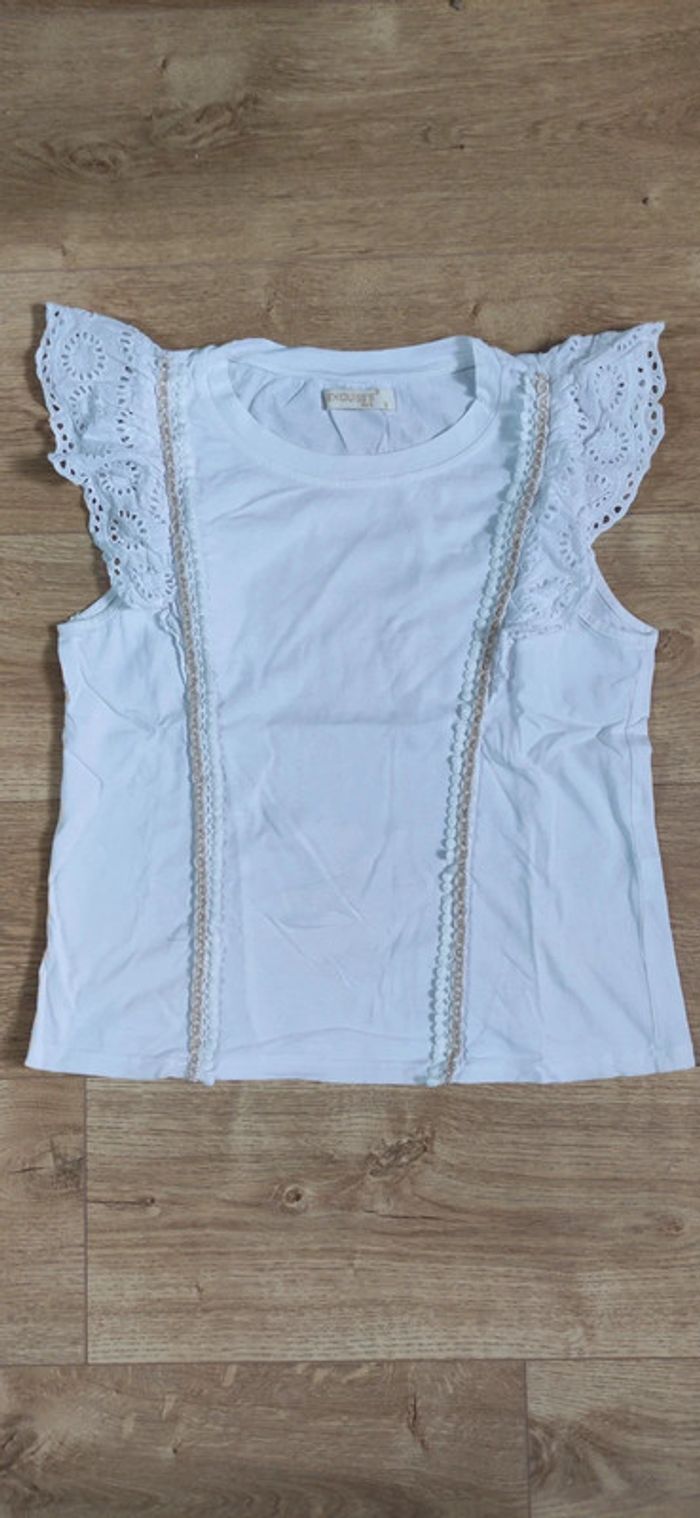 Joli top blanc avec broderie