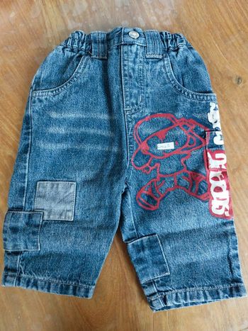 jean bleu avec dessin rouge