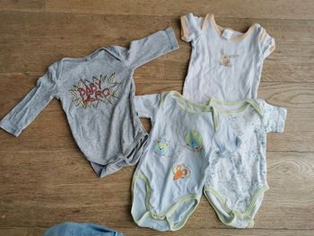 Lot 4 bodies dont 3 MC 6 mois