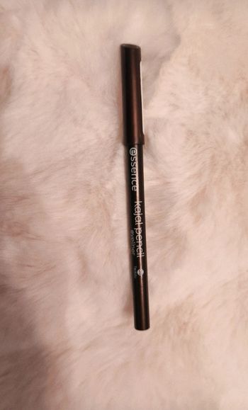 Crayon pour les yeux neuf 