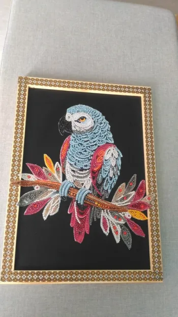 Perroquet sur ardoise prêt à pendre