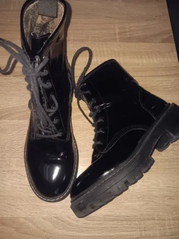 Bottines noires vernies à lacets style combat taille 37