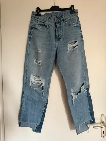 Pantalon droit trou en très bon état taille 34 Zara