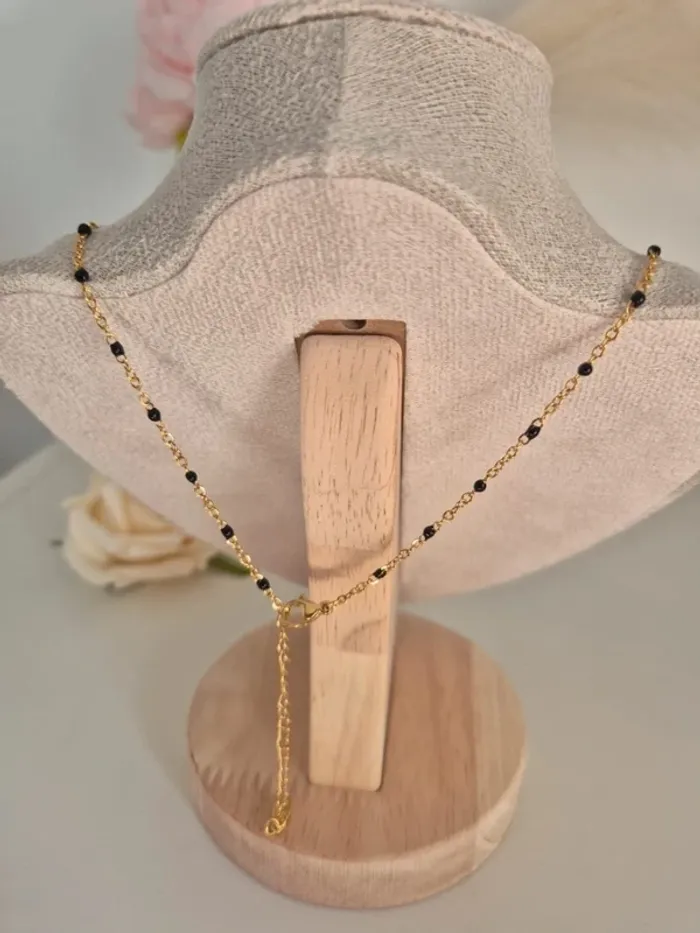 Collier style gigi dorée en acier inoxydable
🌸 perles résines noires avec médaille croix - photo numéro 5