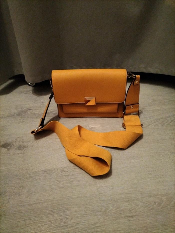 Sac à main Minelli jaune moutarde modèle milaine format moyen avec anse en tissu - photo numéro 4