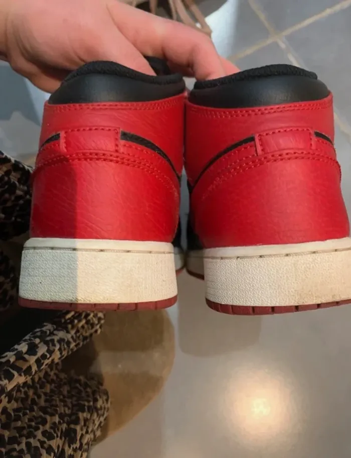 Air Jordan mid rouge et noir - photo numéro 2