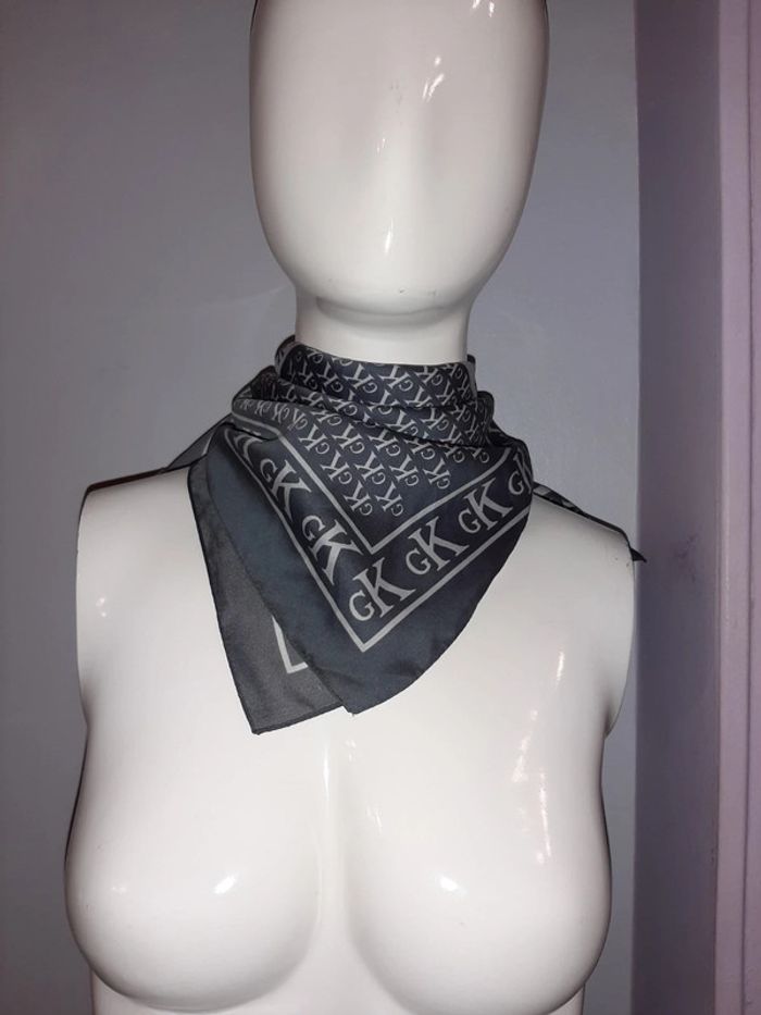 Foulard carré gris imprimé
