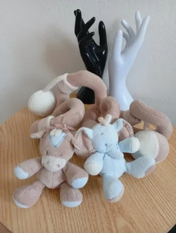 Nattou doudou à suspendre peluche bébé lit