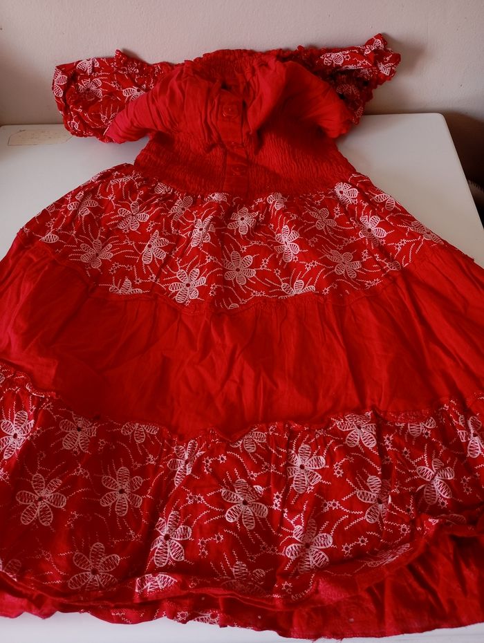 Robe rouge et broderie blanche . 12 ans . Côte n et polyester .. Très bon état. - photo numéro 2