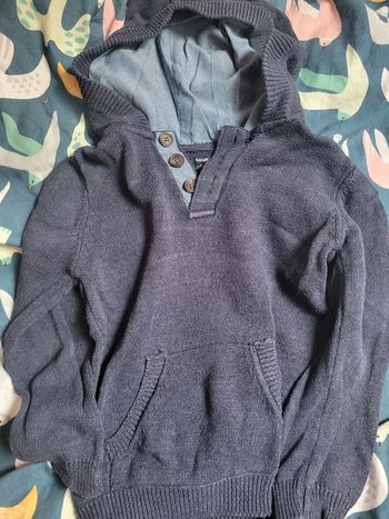 Pull à capuche très bon état juste décousu voir photo