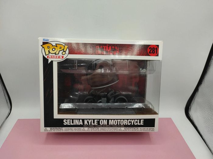 figurine funko pop rides the batman selina kyle on motorcycle