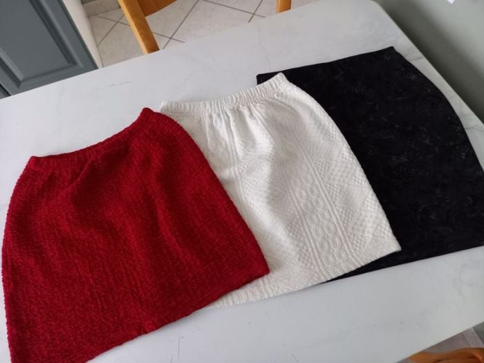 3 jupes blanche/rouge/noire, taille 1