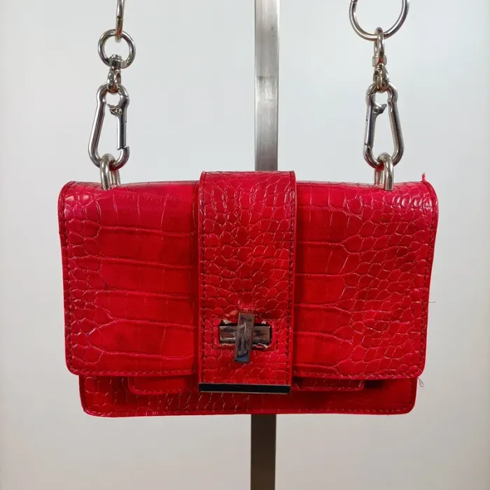 Mini sac bandoulière rouge effet croco – look tendance et structuré S022