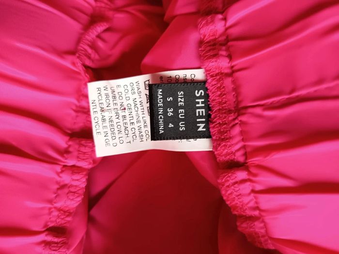 Pantalon plissé sur les deux côtés par des élastiques cousus. Marque Shein - photo numéro 5
