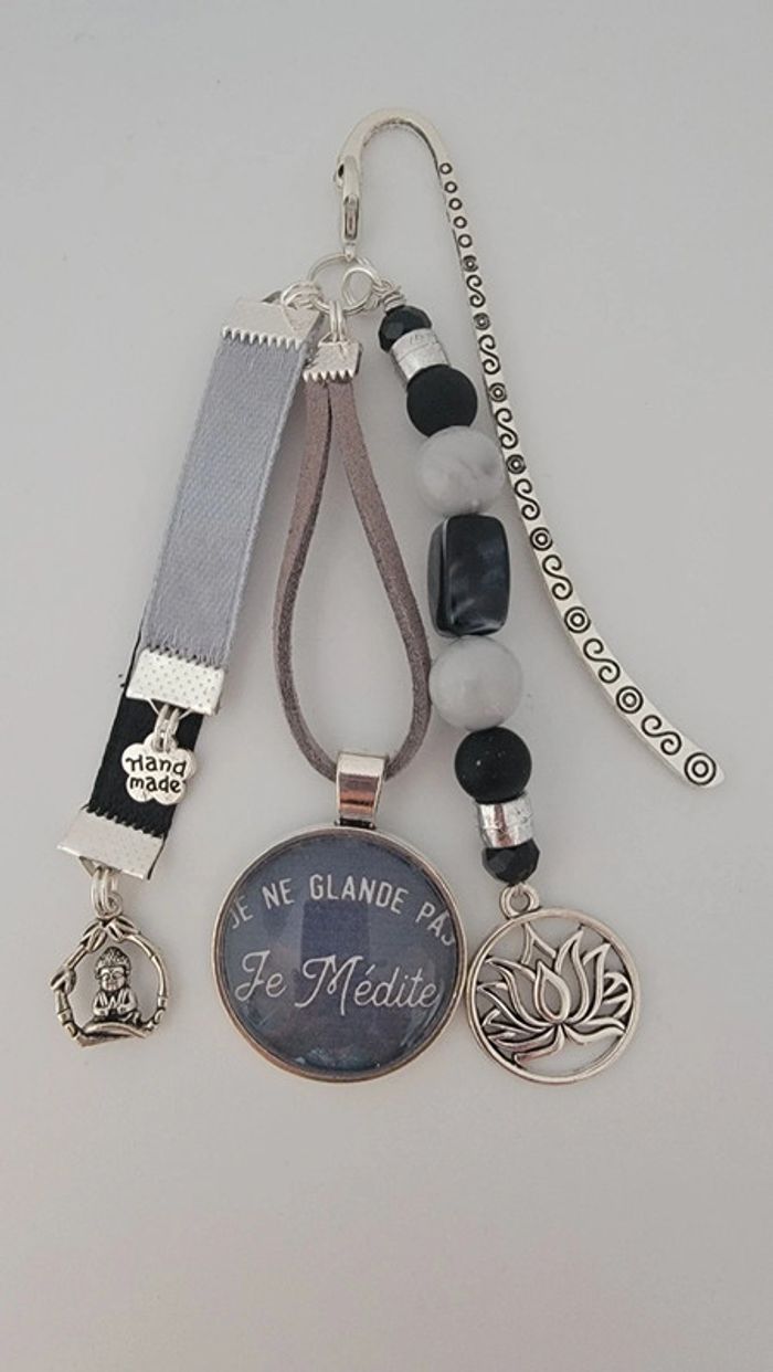 Cadeau humour, bijoux de sac ou marque page " je ne glande pas, je médite "