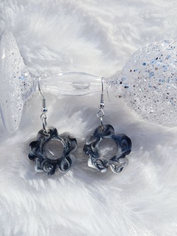 Boucles d'oreilles fleurs noires et blanches