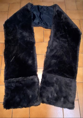 Écharpe col fourrure synthétique couleur noir bon état