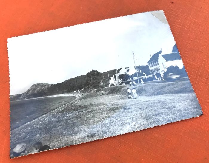 Carte postale ancienne  Saint-Efflam (Côtes d' Armor)  La plage et le grand rocher - photo numéro 2