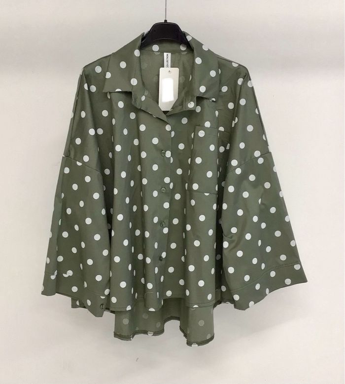 Chemise kaki à pois blancs oversize – style tendance