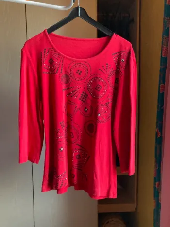 Superbe blouse jamais portée coton rouge perles noires taille M