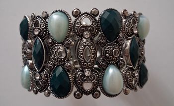 Bracelet manchette en métal argenté à pierres bleues