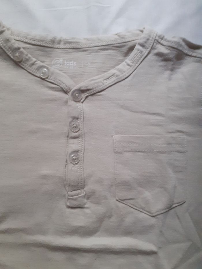 Tee-shirt beige col en V boutonné