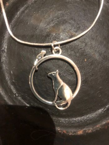 Collier en argent et pendentif en métal